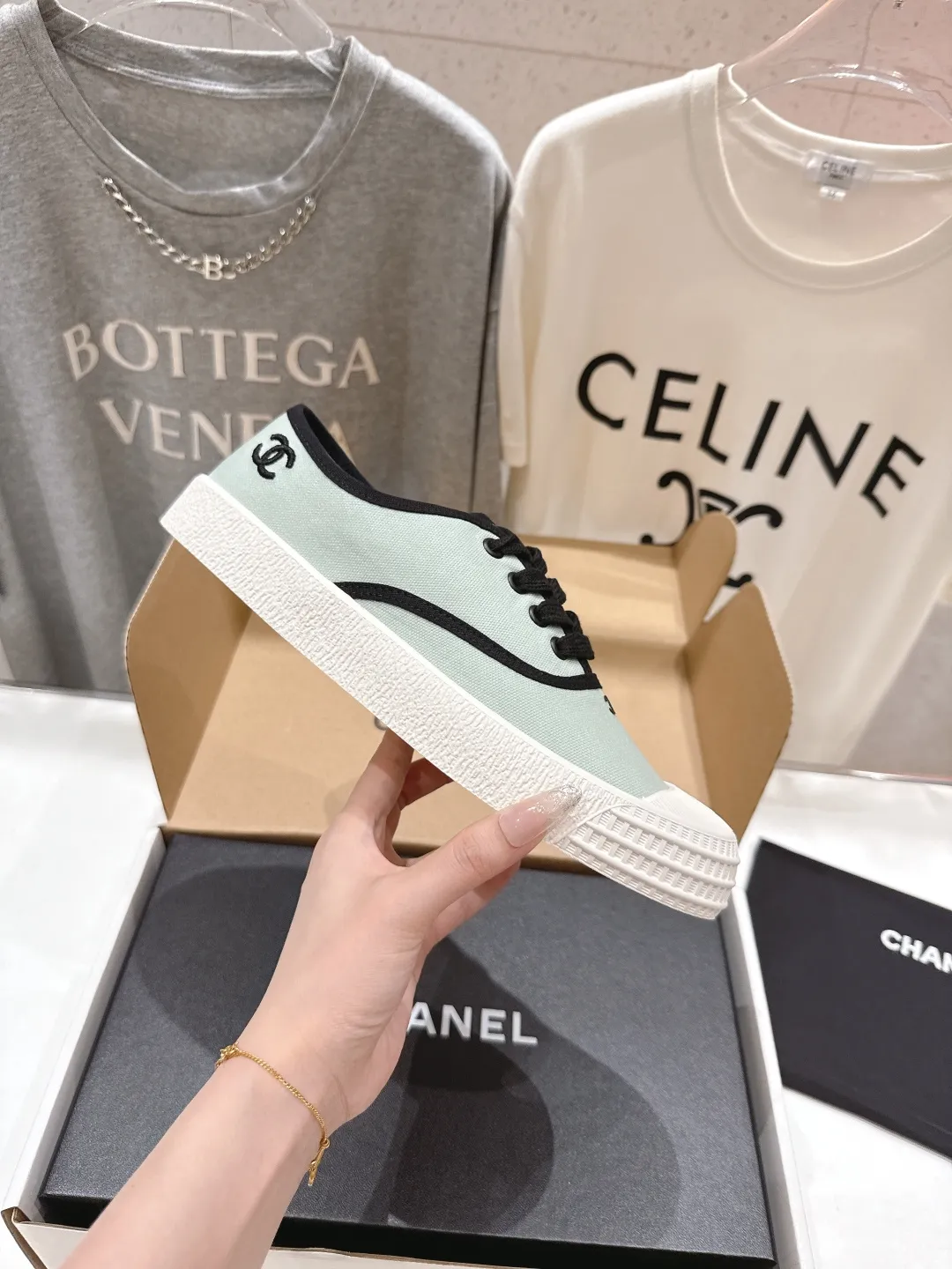 👟👟Ex-factory price 400👟👟 -Chanel* Xiaoxiang 2025ss latest casual shoes, currently super popular biscuit shoes. Internet celebrity Xiaohongshu is crazy about hot recommendations. The silly and cute style has a retro flavor! Special shape, very recognizable, slim and long legs, absolutely powerful, very comfortable to wear, good-looking, comfortable, and heightening. I must recommend it to everyone, the main feature of this year's series, minimalist style ✔Fabric: original customized canvas ✔Foot: water-dyed cowhide, comfortable foot feel ✔Outsole: molded high-elastic rubber platform outsole ✔Number: 35-39 (customized in 40)